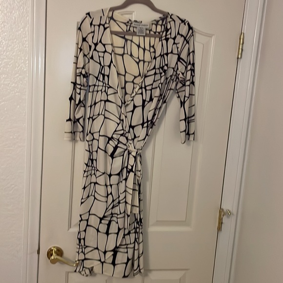 Maggy London wrap dress size 12 in cream and black - Picture 2 of 9